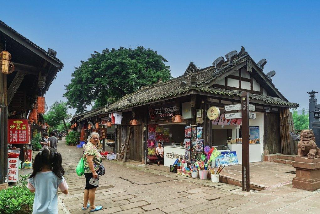 原油价格在强劲反弹后回落，技术面持续看涨